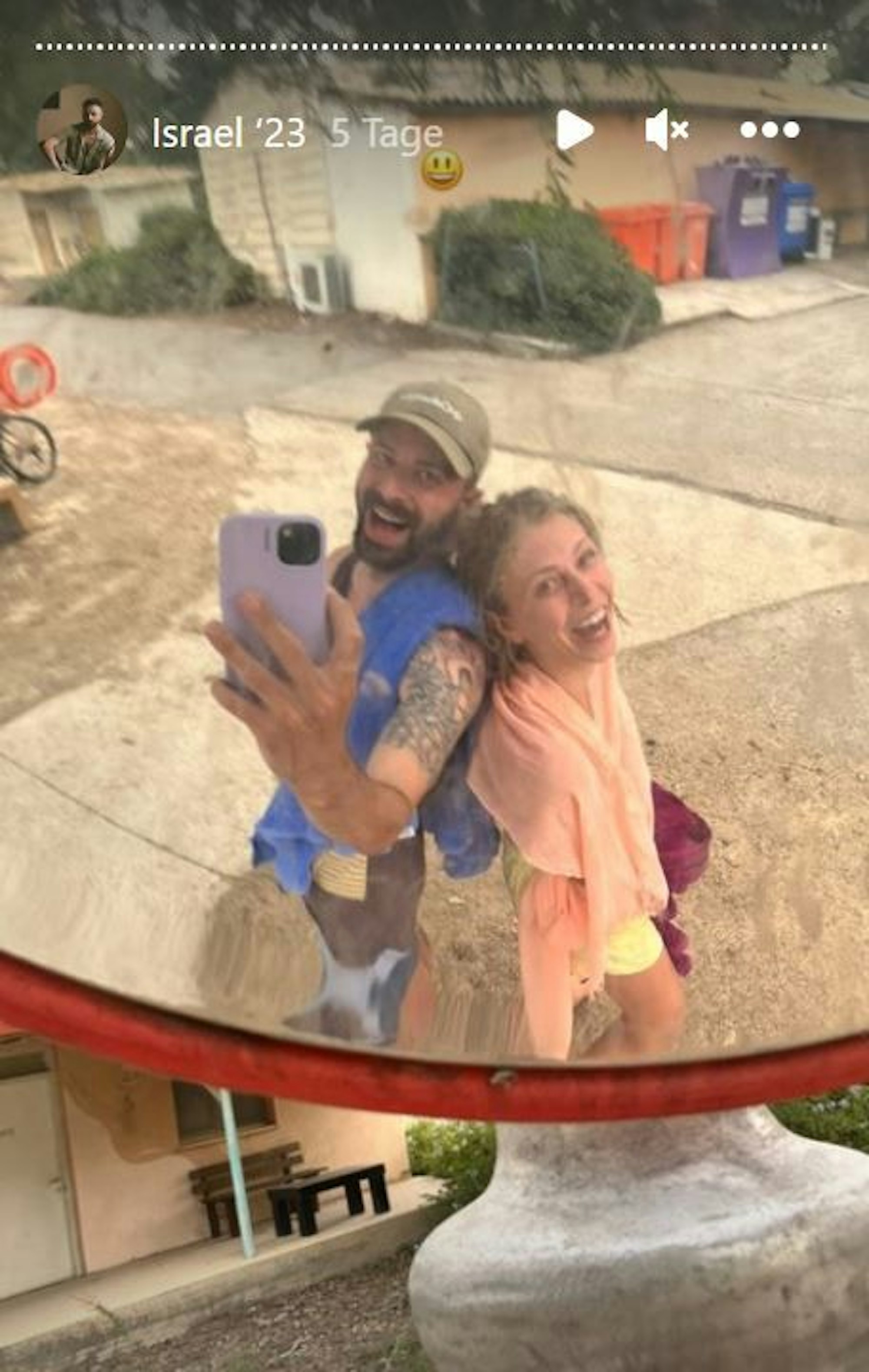 Der britische Fotograf Danny D. und seine deutsche Freundin Caro posieren für ein Selfie.