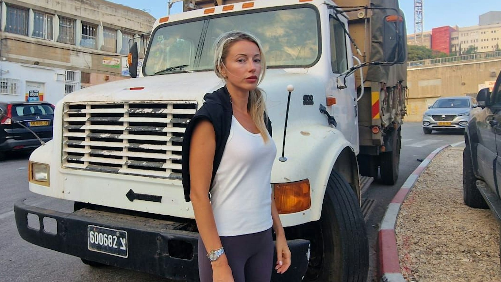 Die Kölnerin Swetlana Justus steht im Kriegsgebiet in Israel.