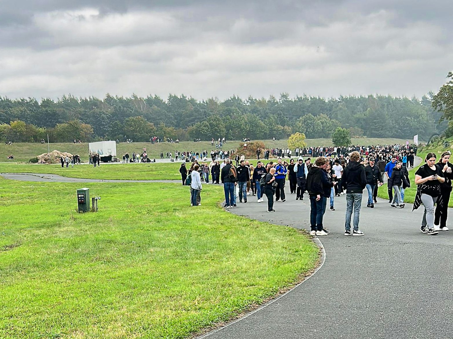 Besucherinnen und Besucher des Freizeitparks Heidepark Soltau verlassen am 11. Oktober 2023 wegen eines Feuers in einem ehemaligen Verwaltungsgebäude das Parkgelände. Aus Sicherheitsgründen wurden die rund 4500 Menschen zu ihren Autos geleitet.