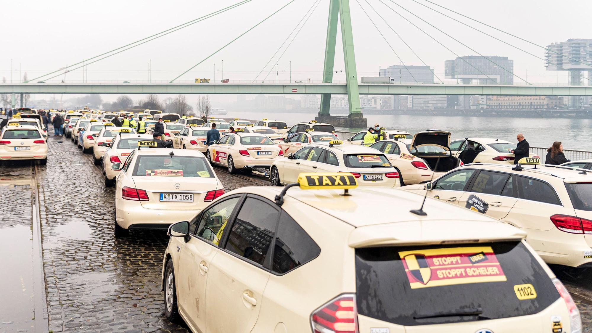 Mehrere Taxis stehen in Deutz – dort fand eine Taxi-Demo statt.