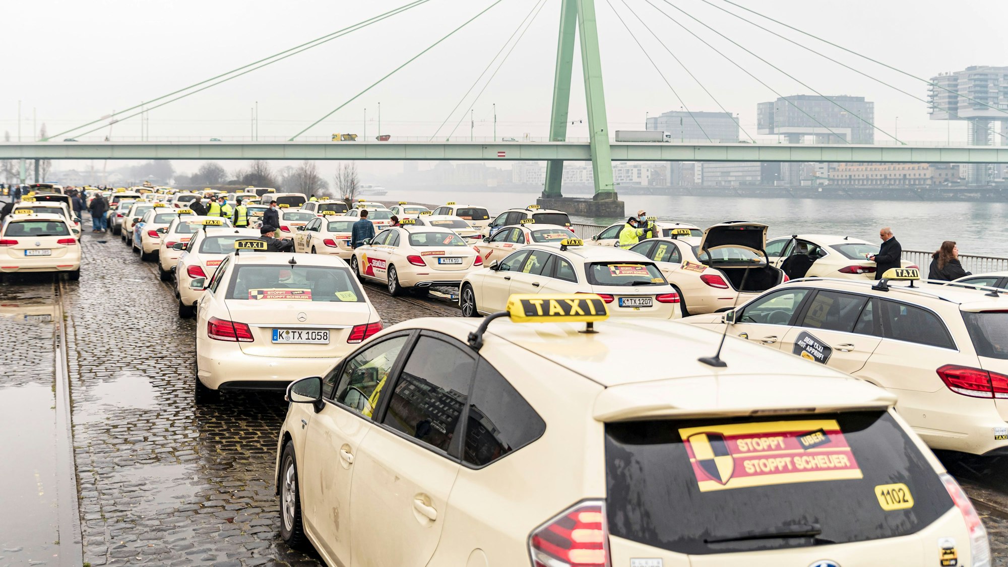 Mehrere Taxis stehen in Deutz – dort fand eine Taxi-Demo statt.