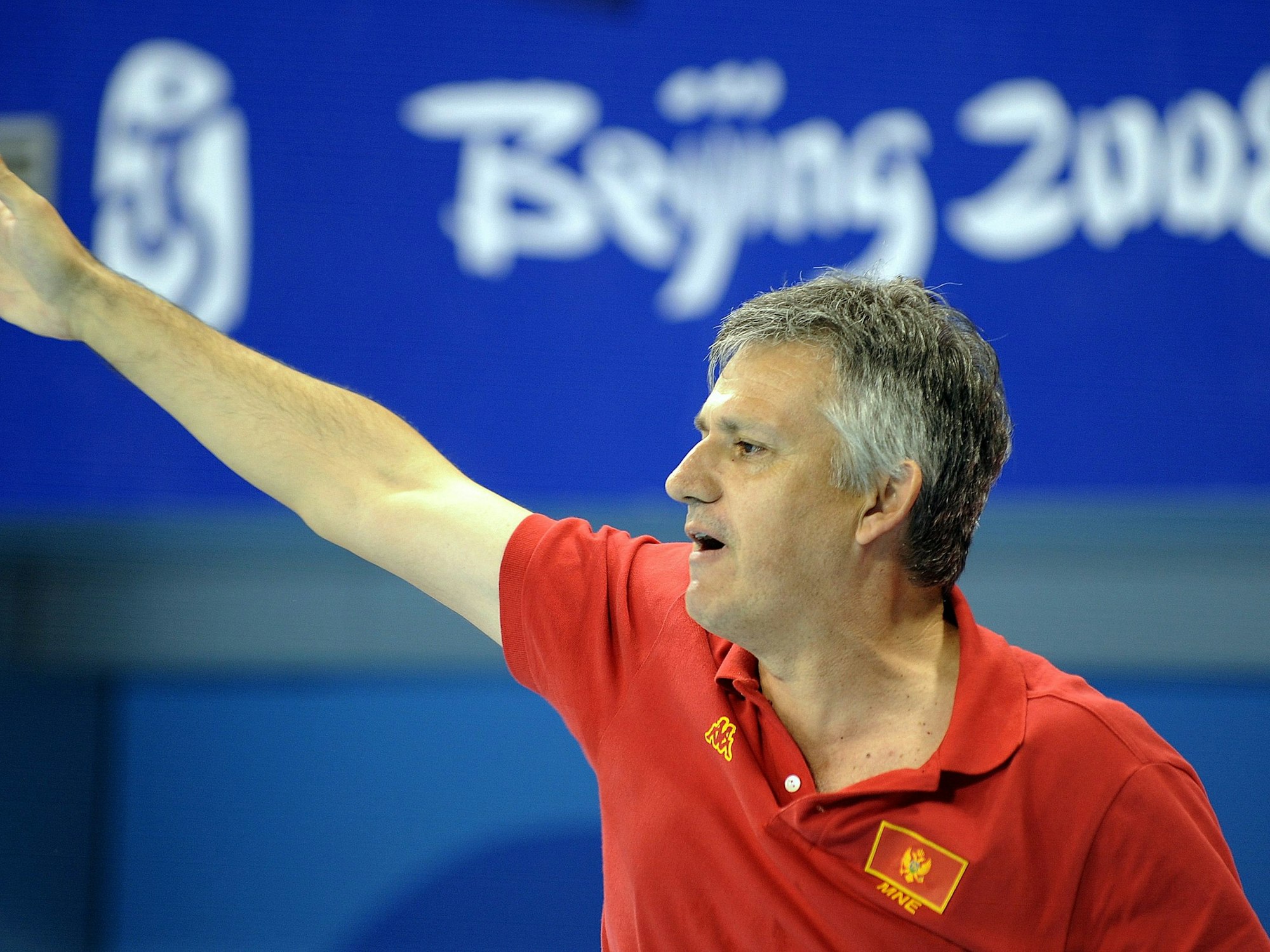 Petar Porobic gestikuliert am Beckenrand.