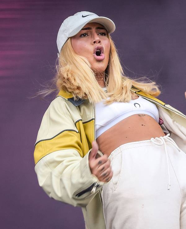 Rapperin Loredana auf der Bühne beim Lollapalooza in Berlin.