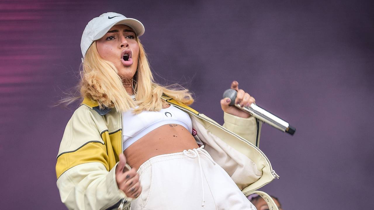Rapperin Loredana auf der Bühne beim Lollapalooza in Berlin.