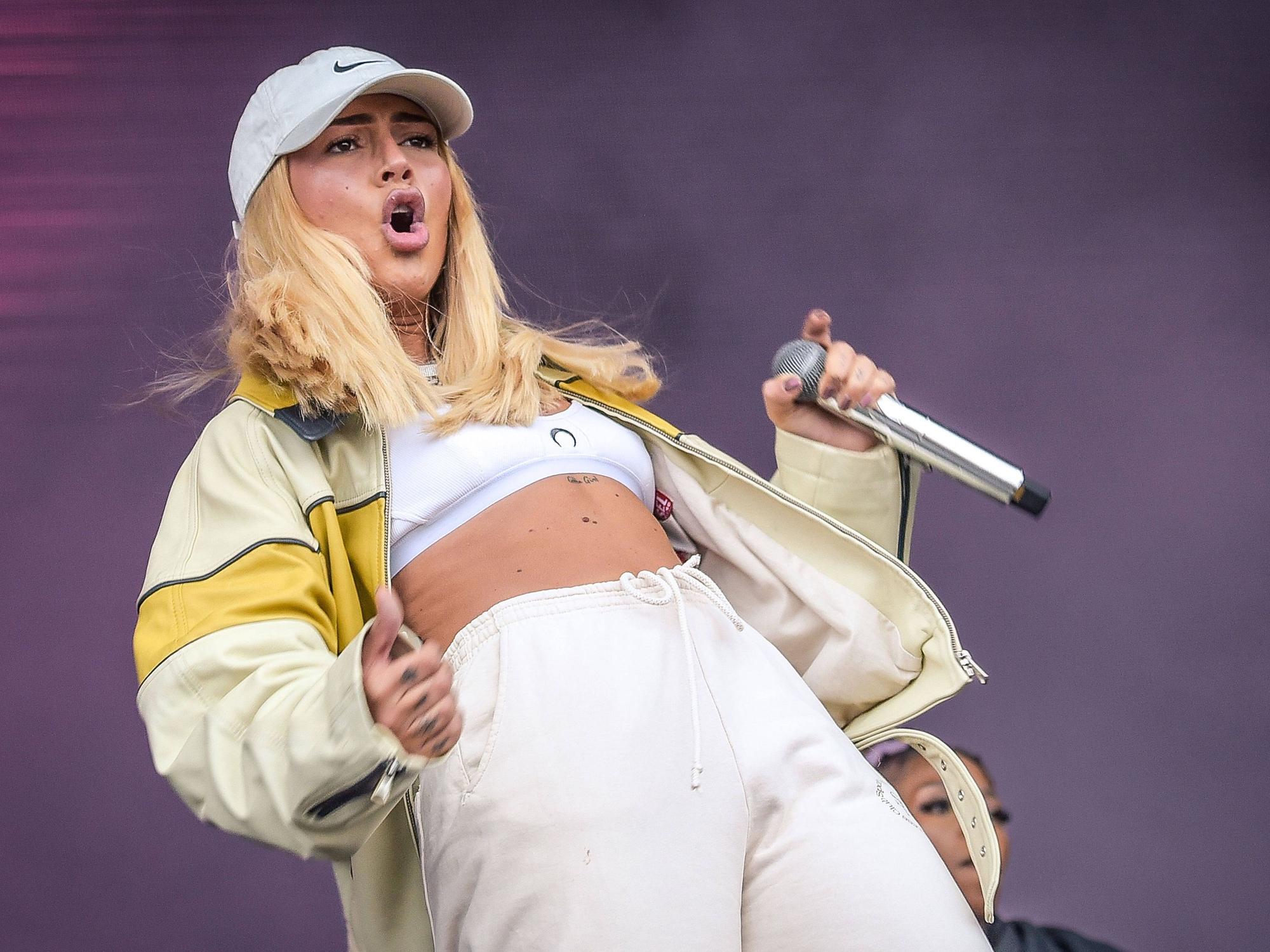 Rapperin Loredana auf der Bühne beim Lollapalooza in Berlin.