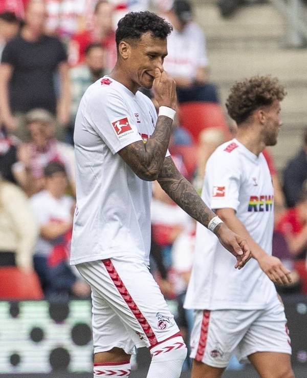 Davie Selke und Kollegen ärgern sich bei der Heimniederlage des 1. FC Köln gegen VfB Stuttgart über ein Gegentor.