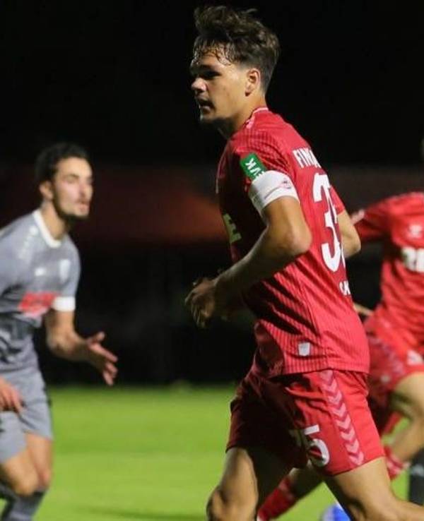 Beim Testspiel des 1. FC Köln beim SC Germania Reusrath trägt Max Finkgräfe die Kapitänsbinde.