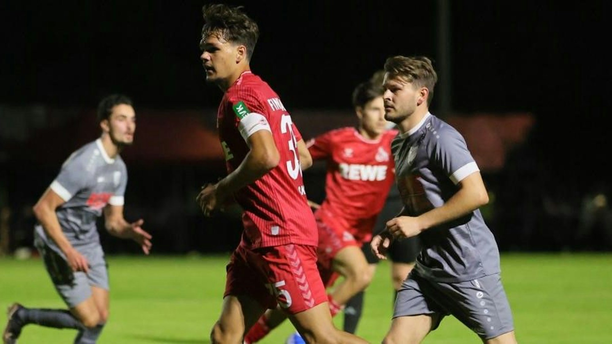 Beim Testspiel des 1. FC Köln beim SC Germania Reusrath trägt Max Finkgräfe die Kapitänsbinde.