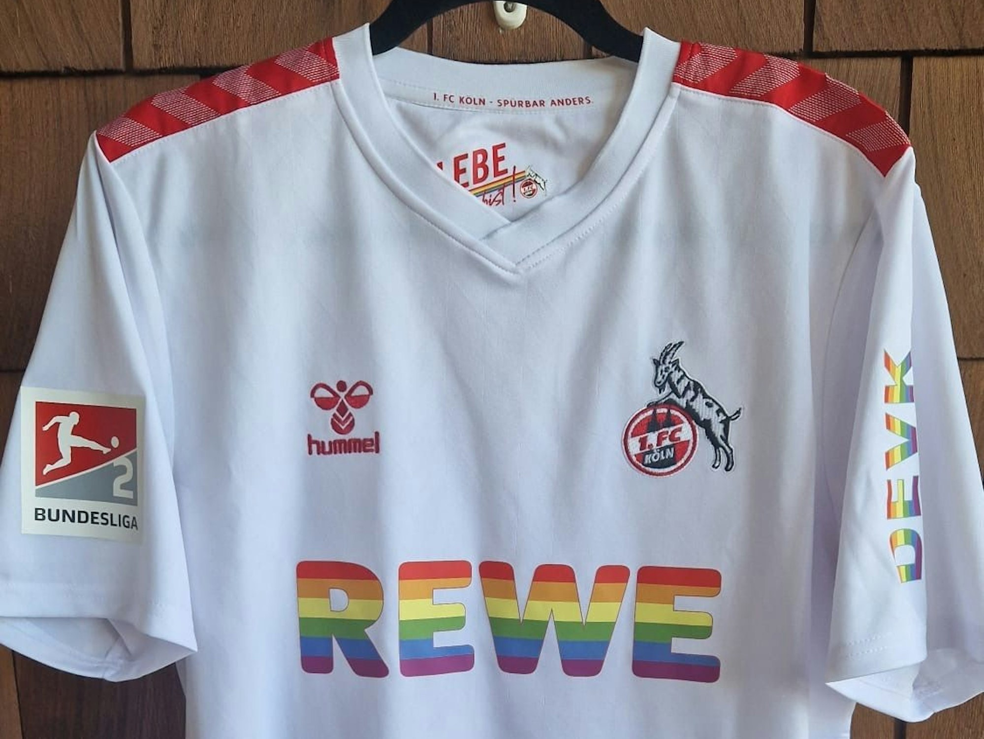 Das Trikot des 1 FC Köln mit dem aufgedruckten Logo der 2. Fußball-Bundesliga.