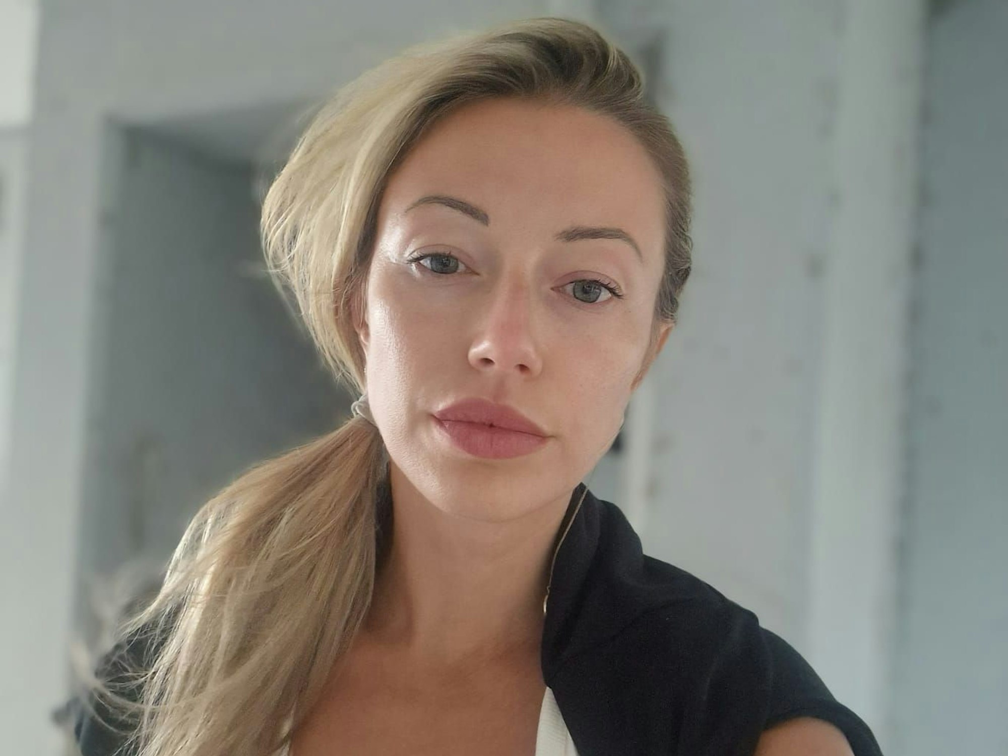 Selfie von der Kölnerin Swetlana. Sie schaut mit besorgter Miene in die Kamera.