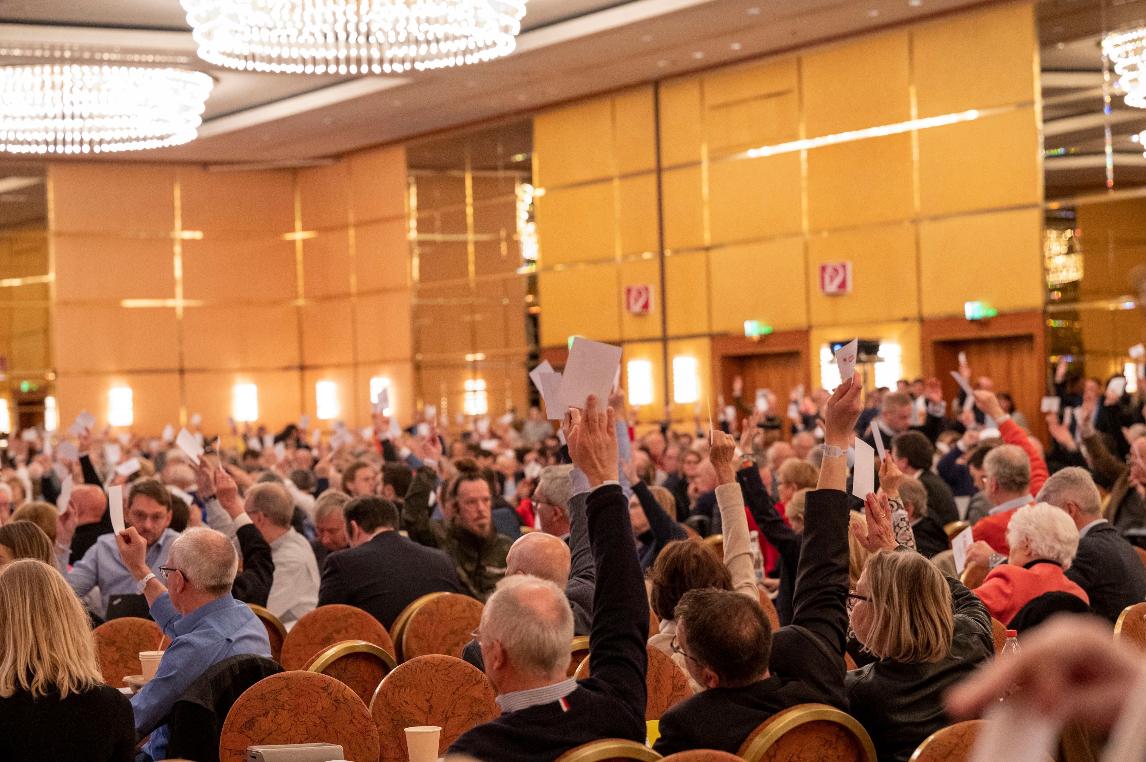 Viele Menschen heben die Hand bei einer Abstimmung während des CDU-Parteitags in Köln.