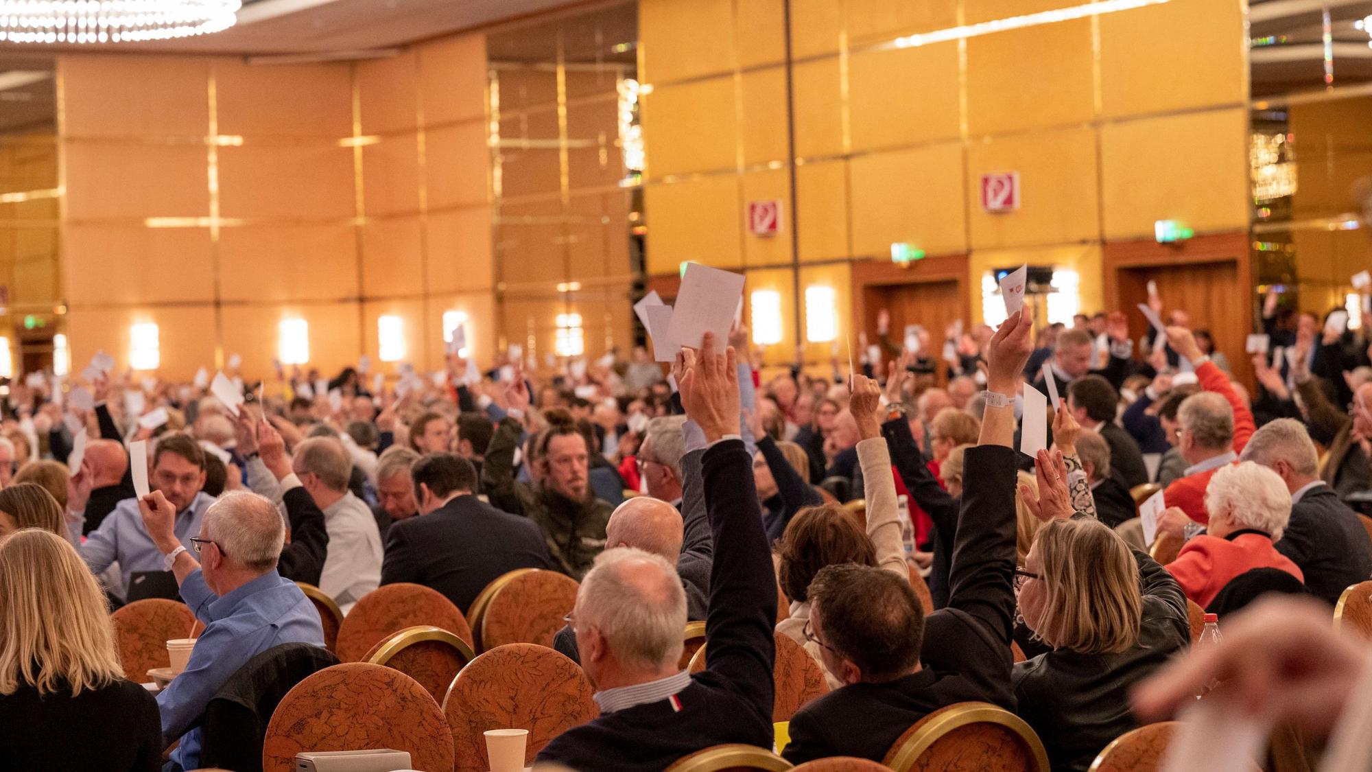 Viele Menschen heben die Hand bei einer Abstimmung während des CDU-Parteitags in Köln.