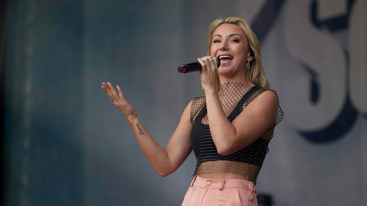 Anna-Carina Woitschack singt auf der Bühne. Sie hält ein Mikro in der Hand.