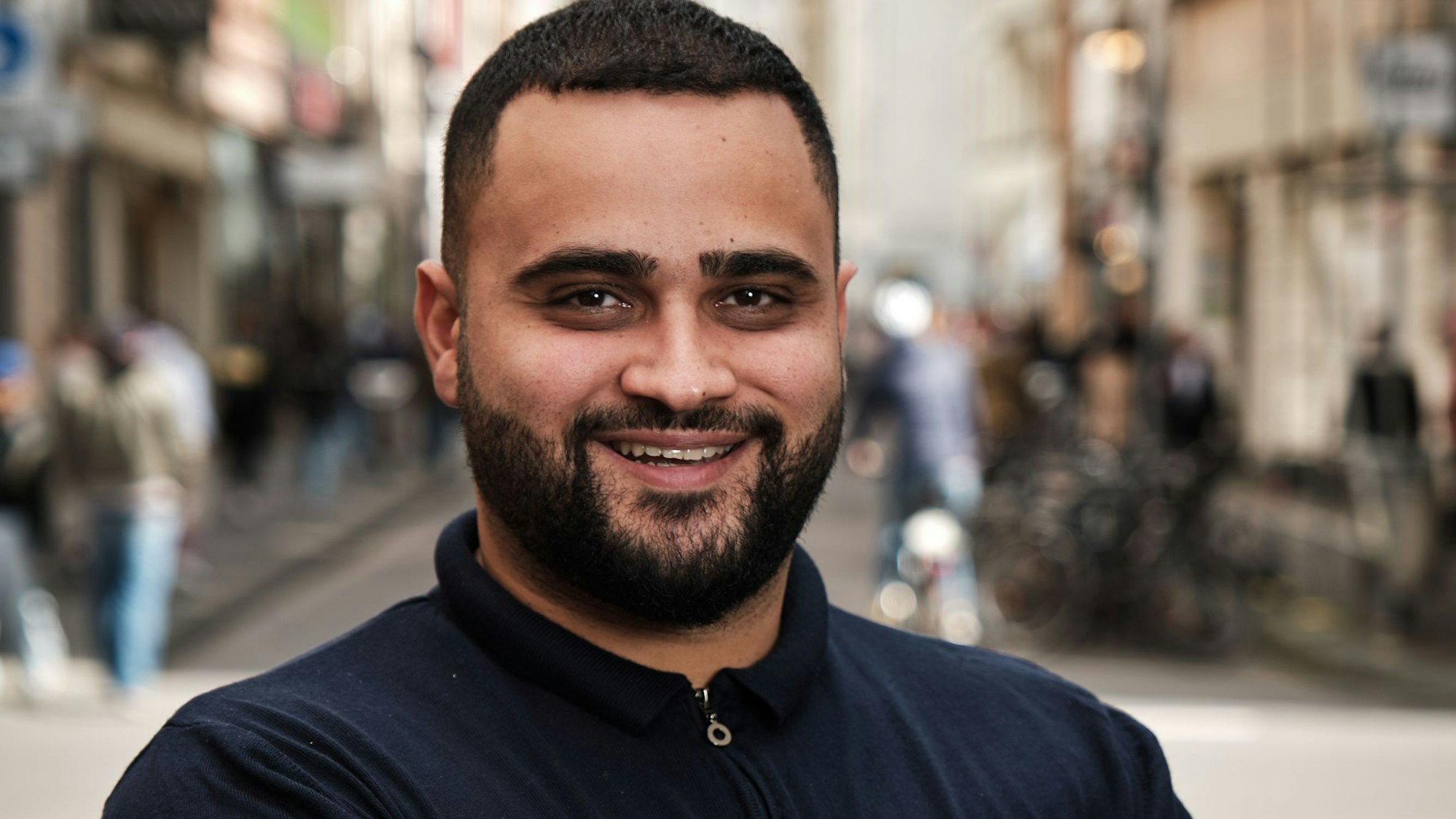 Café Buur-Inhaber Parham Pooramin lächelt in die Kamera.