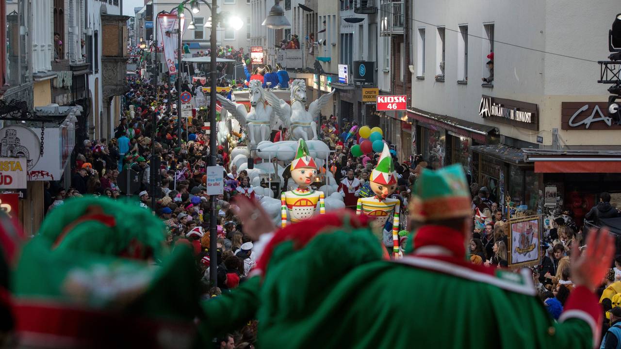 Blick von einer Tribüne auf den Rosenmontagszug, der auf der Kölner Severinstraße entlangläuft.
