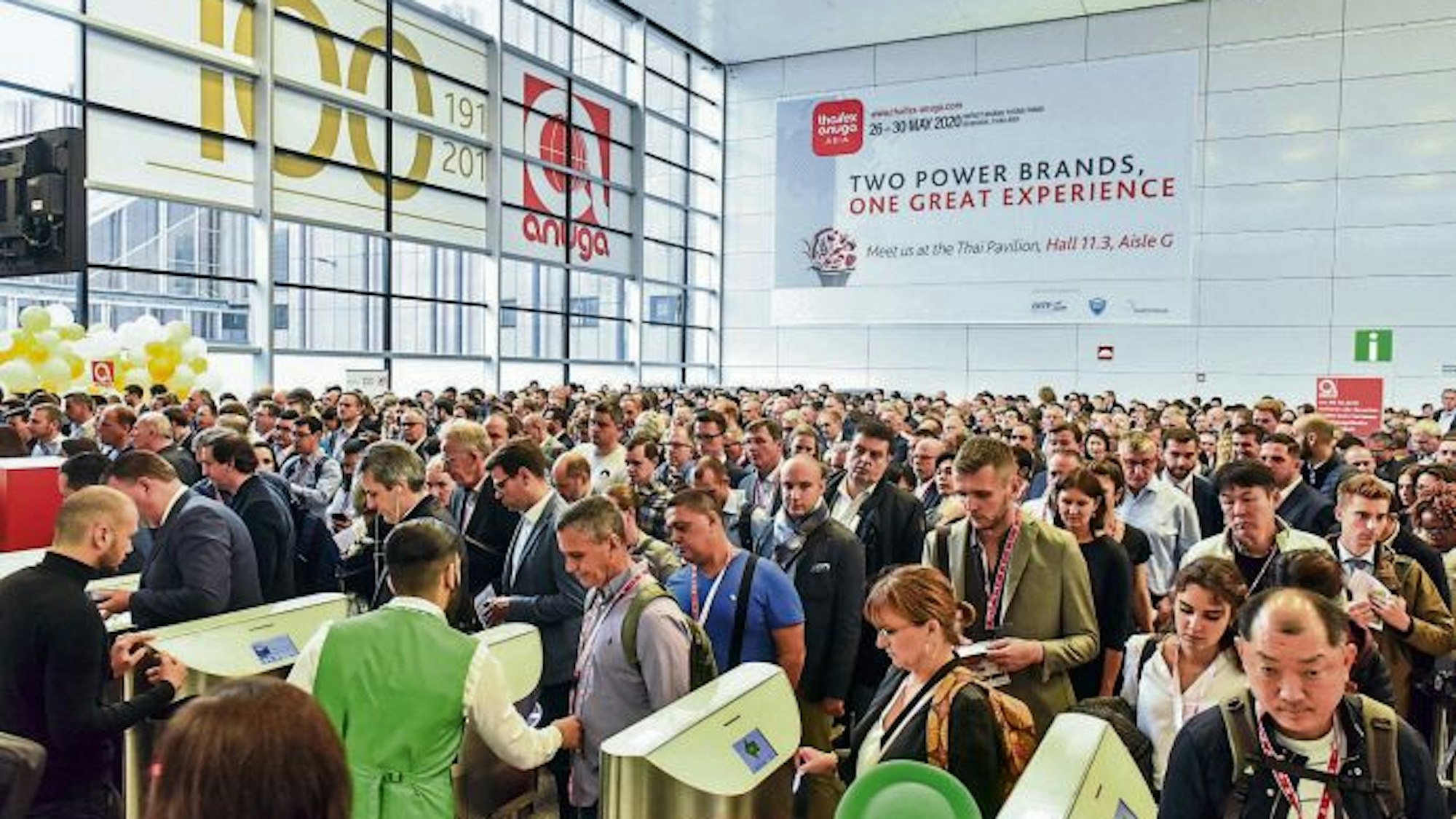 Menschenmassen drängen sich vor dem Eingang der Anuga-Messe.