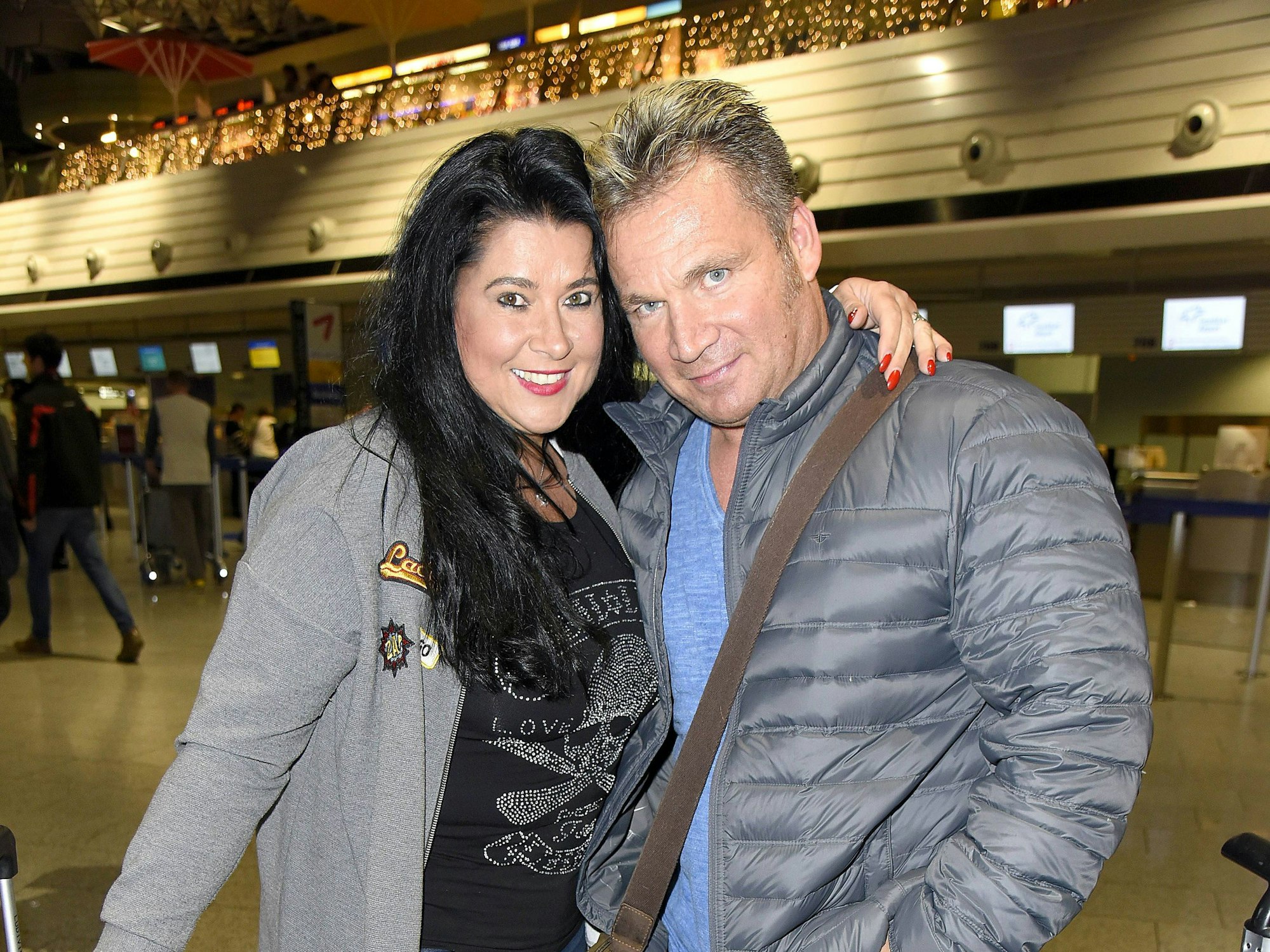 Peter Klein, hier gemeinsam mit seiner Ex-Frau Iris am Flughafen.