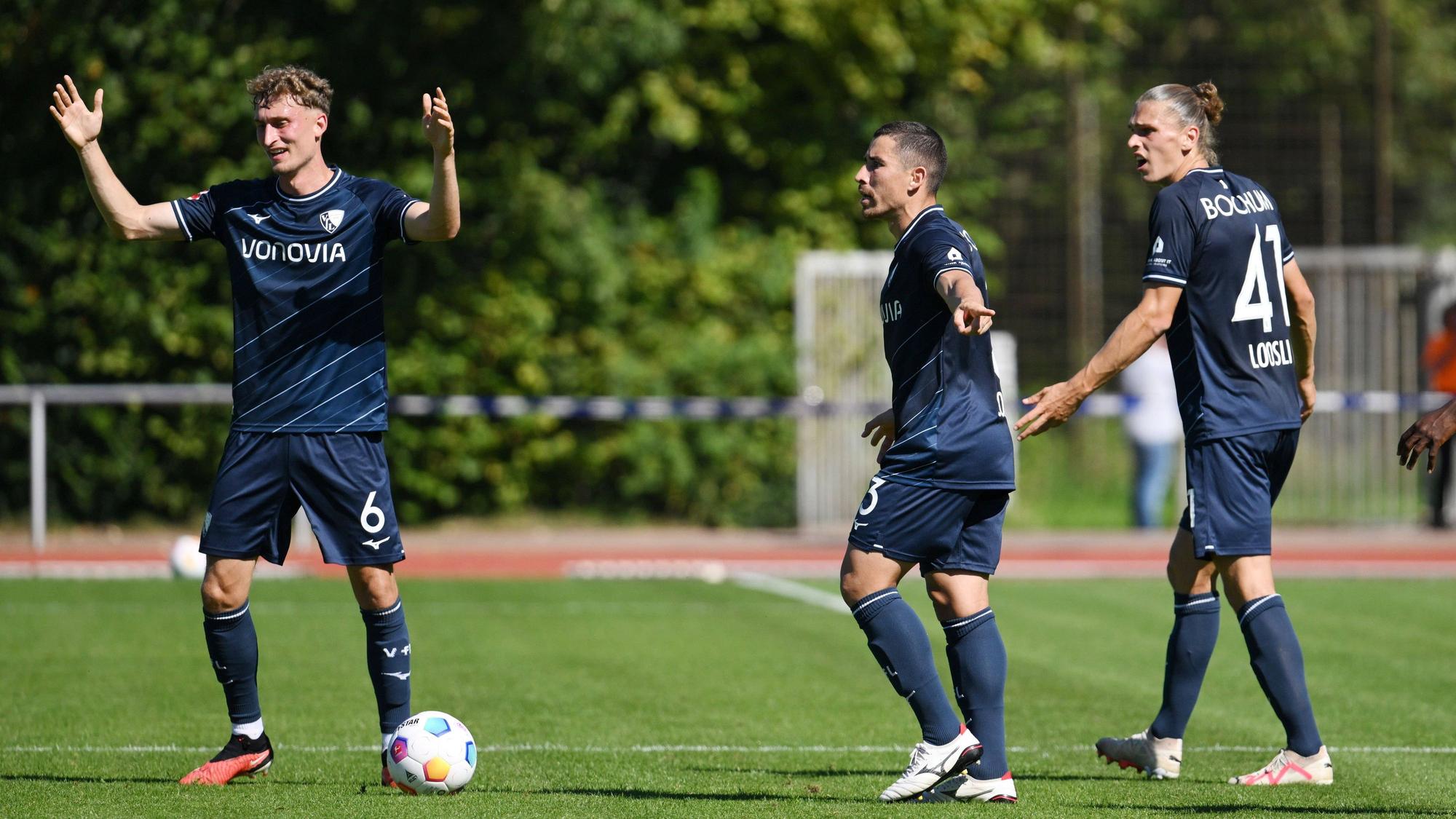 Patrick Osterhage, Danilo Soares und Noah Loosli (von links) bei einem Testspiel gegen VV St. Truiden.