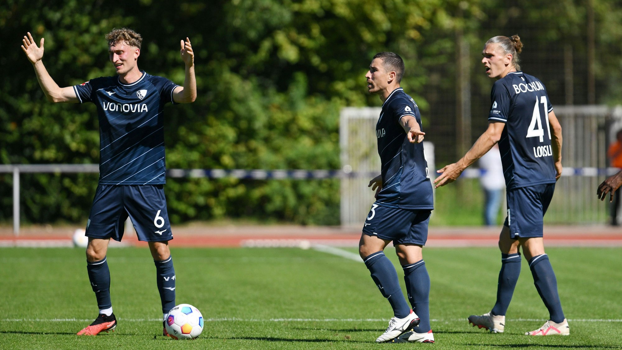 Patrick Osterhage, Danilo Soares und Noah Loosli (von links) bei einem Testspiel gegen VV St. Truiden.
