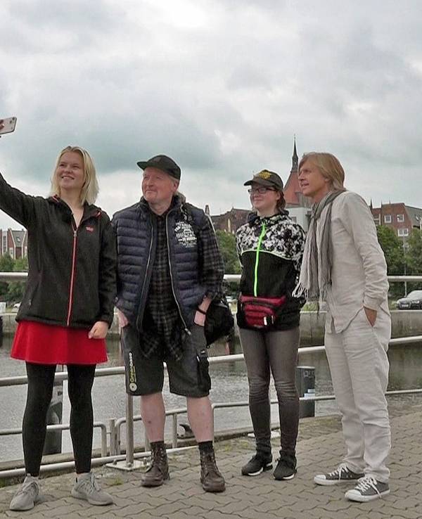 Cindy und ihre Schwester Svenja treffen am Rostocker Stadthafen auf ihre großen Idole Joey und John von der berühmten Kelly Family.
