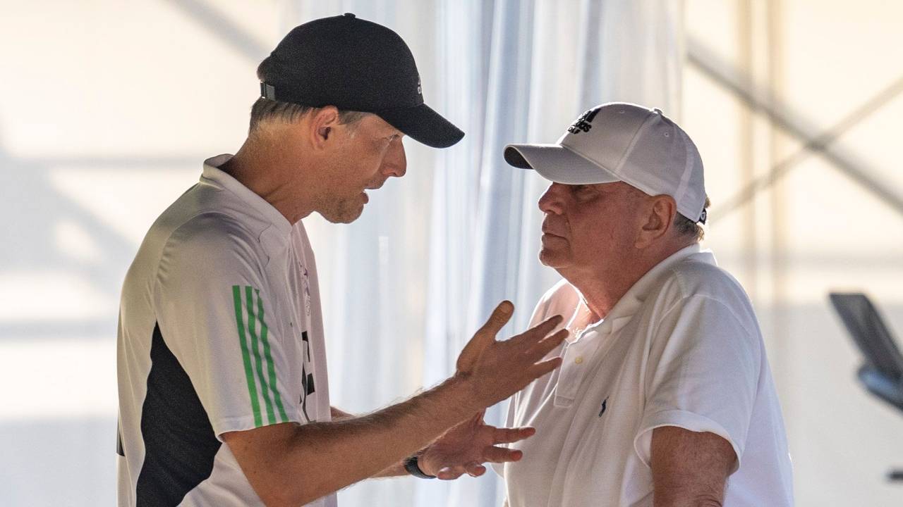 Bayerns Trainer Thomas Tuchel (l) spricht mit Ehrenpräsident Uli Hoeneß.