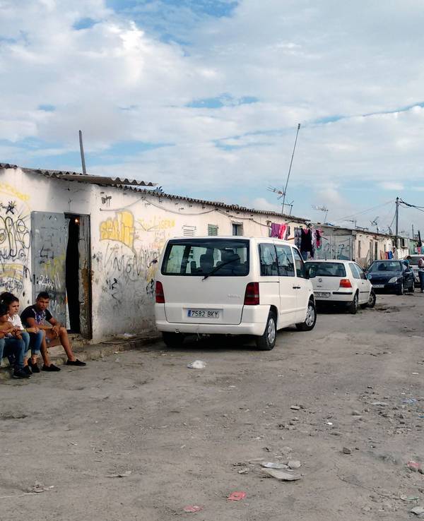 Jugendliche sitzen im sogenannten Drogendorf Son Banya nahe Palma de Mallorca (Spanien) auf einer Straße, hier im Oktober 2015.