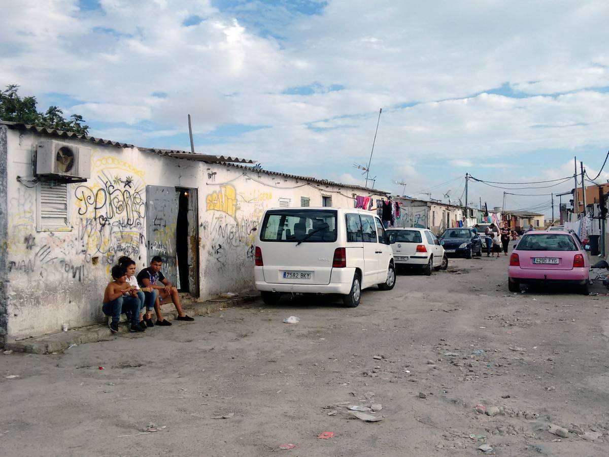 Jugendliche sitzen im sogenannten Drogendorf Son Banya nahe Palma de Mallorca (Spanien) auf einer Straße, hier im Oktober 2015.