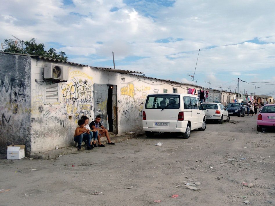 Jugendliche sitzen im sogenannten Drogendorf Son Banya nahe Palma de Mallorca (Spanien) auf einer Straße, hier im Oktober 2015.