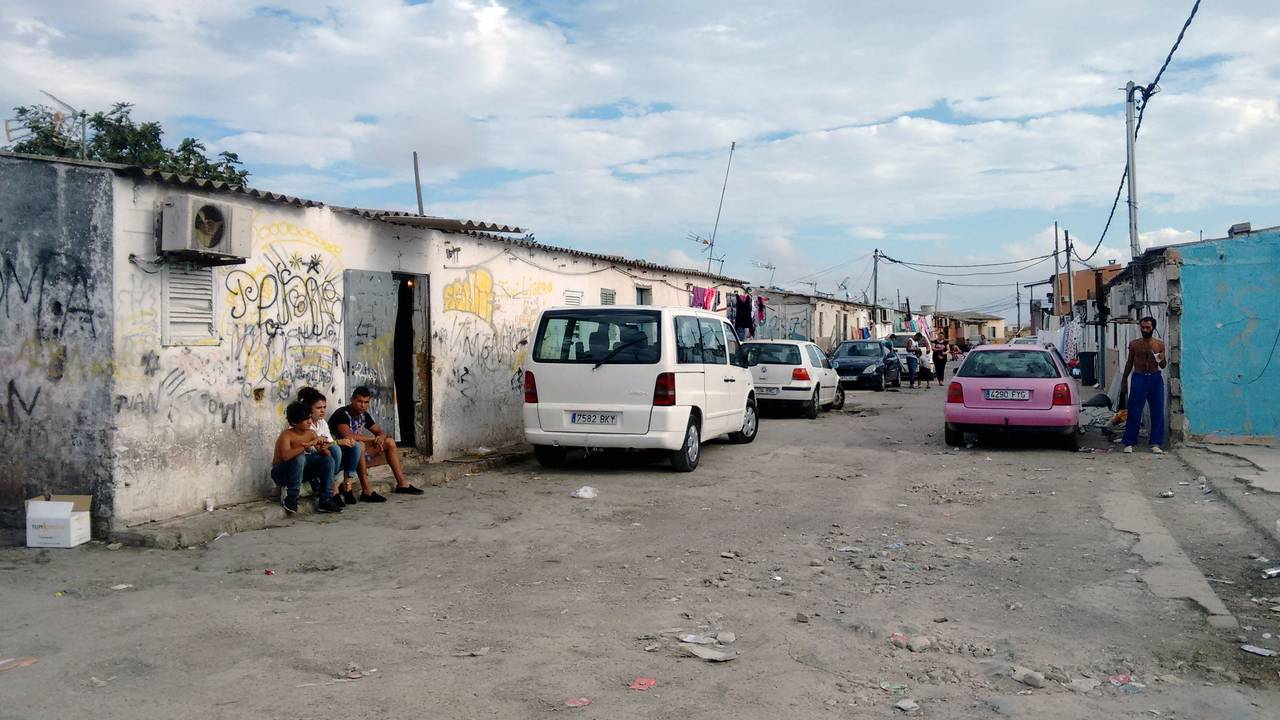 Jugendliche sitzen im sogenannten Drogendorf Son Banya nahe Palma de Mallorca (Spanien) auf einer Straße, hier im Oktober 2015.
