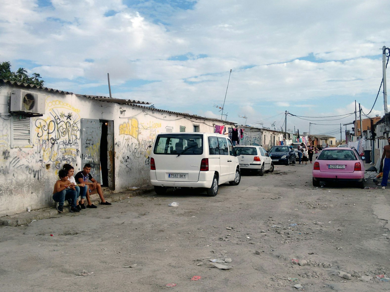 Jugendliche sitzen im sogenannten Drogendorf Son Banya nahe Palma de Mallorca (Spanien) auf einer Straße, hier im Oktober 2015.