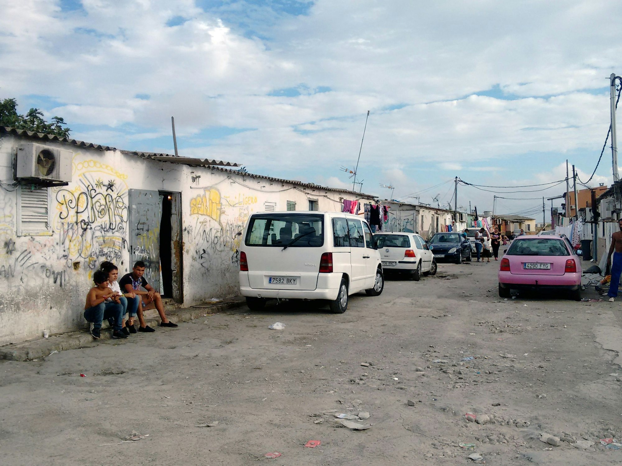 Jugendliche sitzen im sogenannten Drogendorf Son Banya nahe Palma de Mallorca (Spanien) auf einer Straße, hier im Oktober 2015.