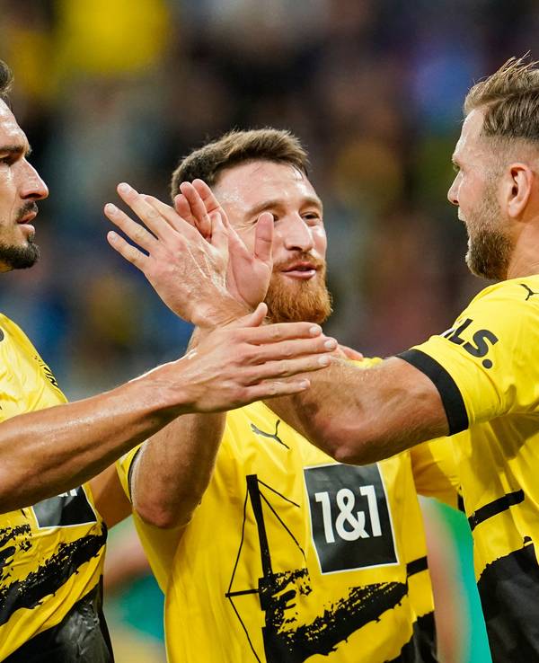 Dortmunds Torschütze Niclas Füllkrug (r) jubelt mit Mannschaftskollegen über das Tor zum 0:1.