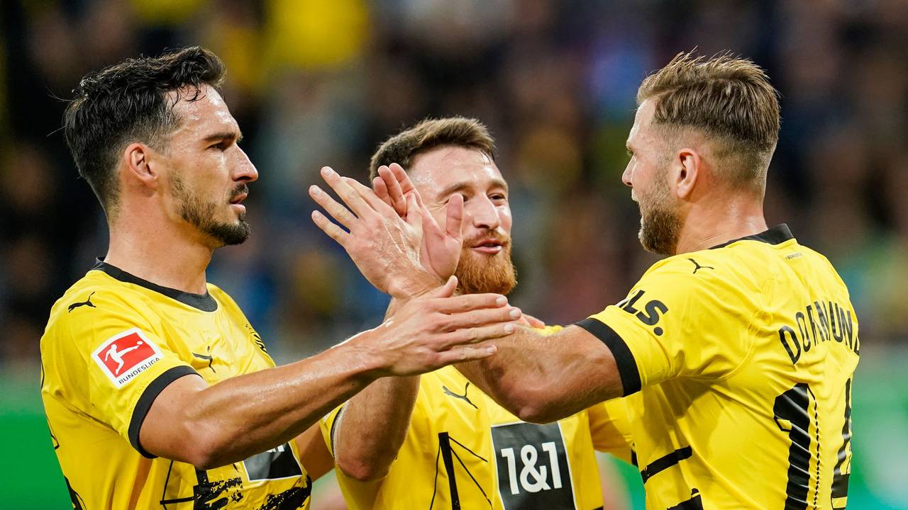 Dortmunds Torschütze Niclas Füllkrug (r) jubelt mit Mannschaftskollegen über das Tor zum 0:1.