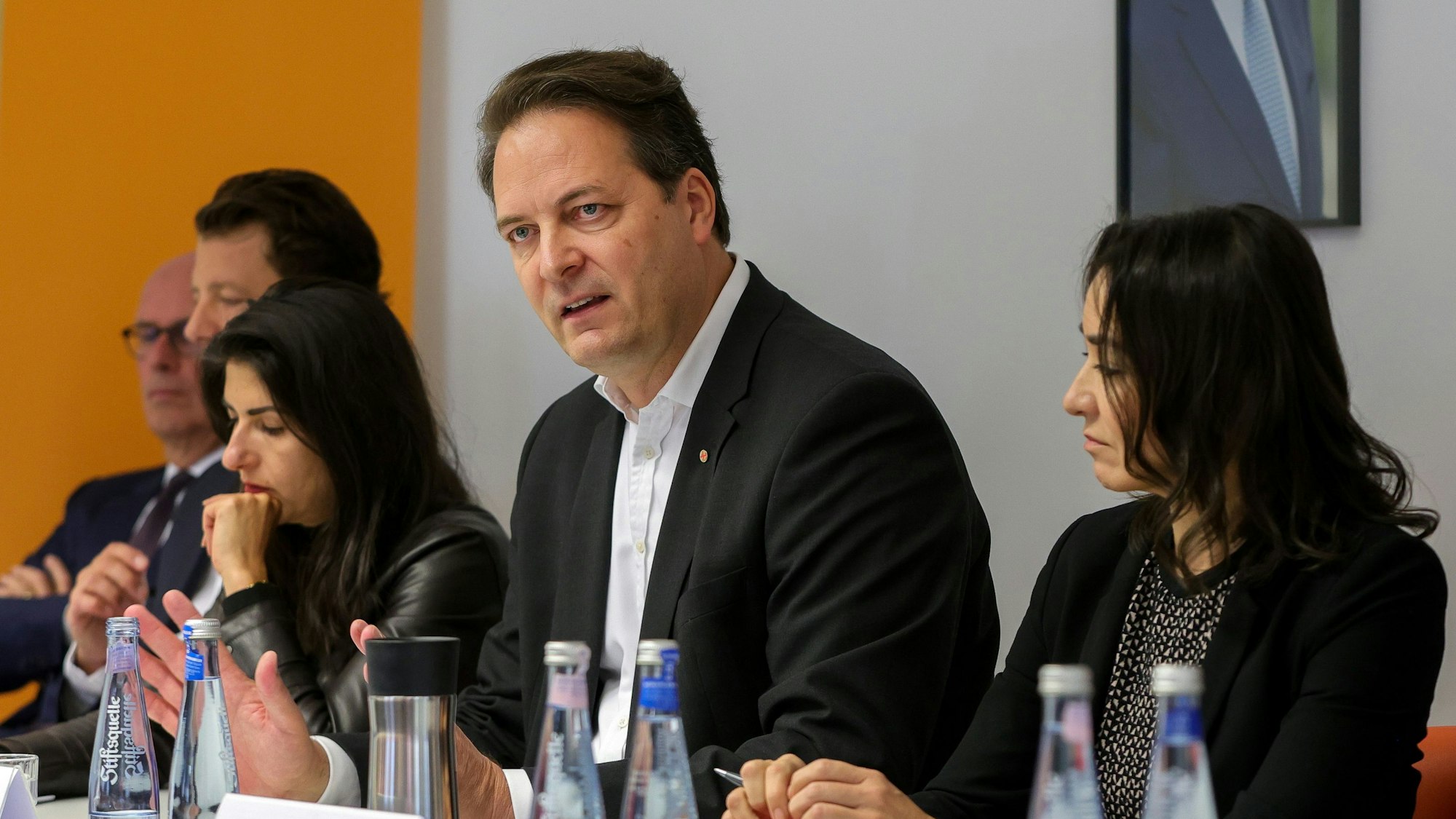Die CDU-Spitze um Karl Alexander Mandl bei einer Pressekonferenz auf der Bühne in Köln.