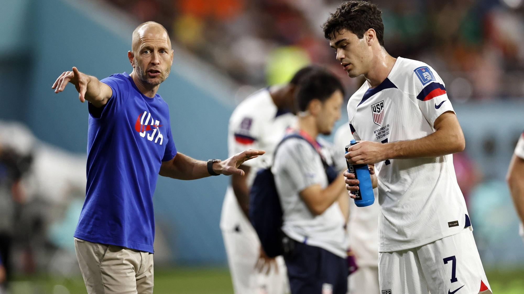 Gregg Berhalter zeigt Giovanni Reyna etwas.
