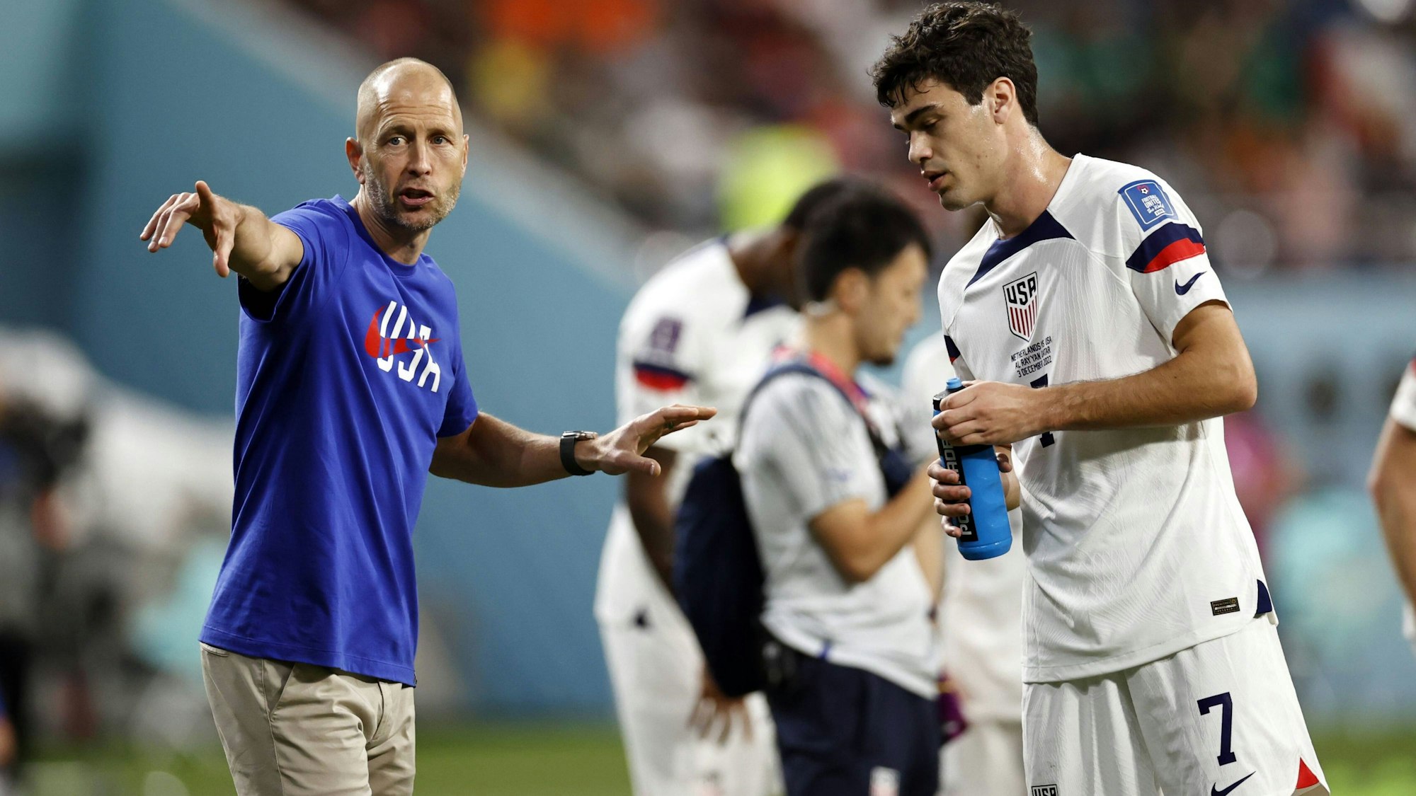 Gregg Berhalter zeigt Giovanni Reyna etwas.
