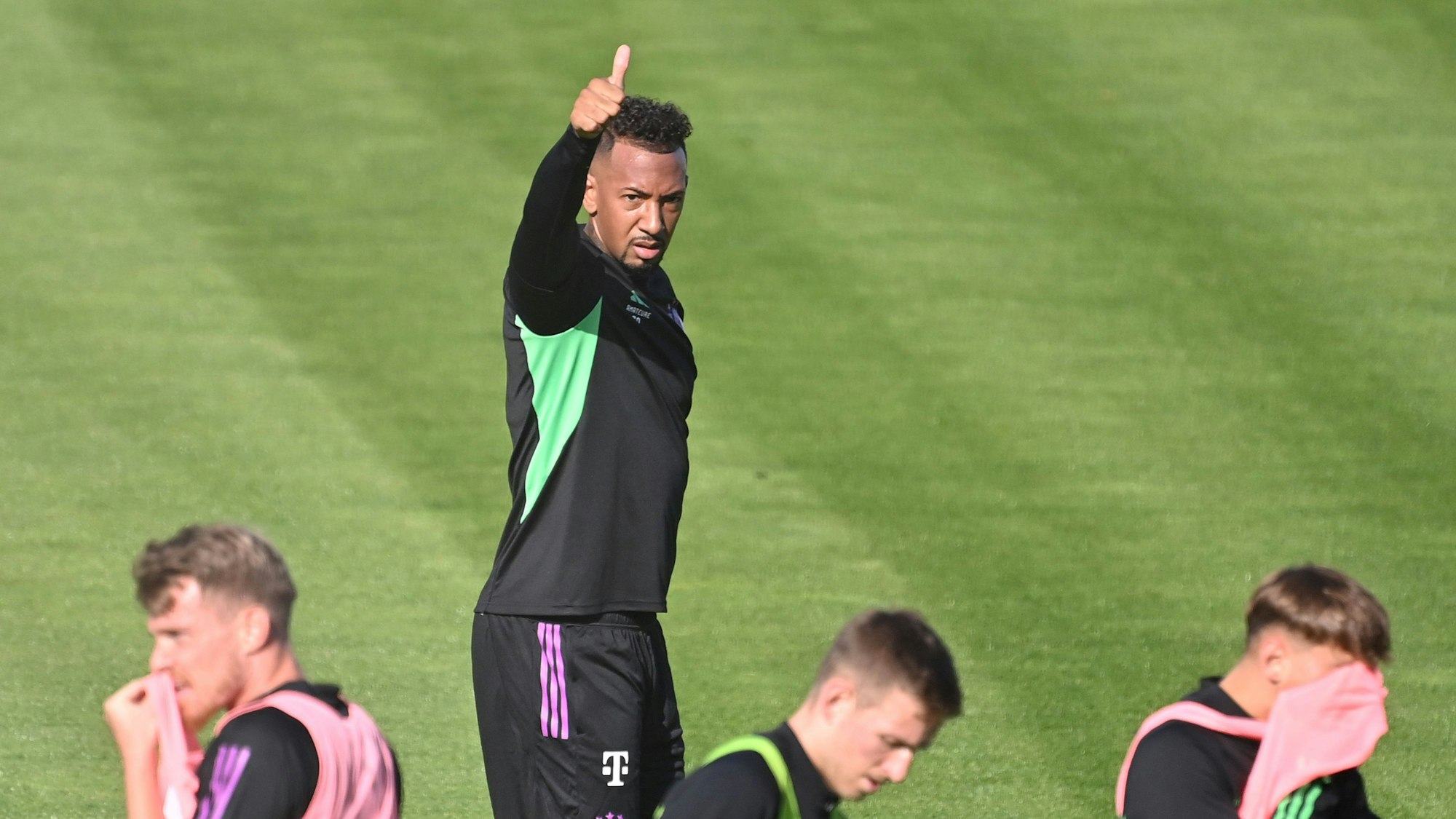Jerome Boateng macht im Training den Daumen hoch.