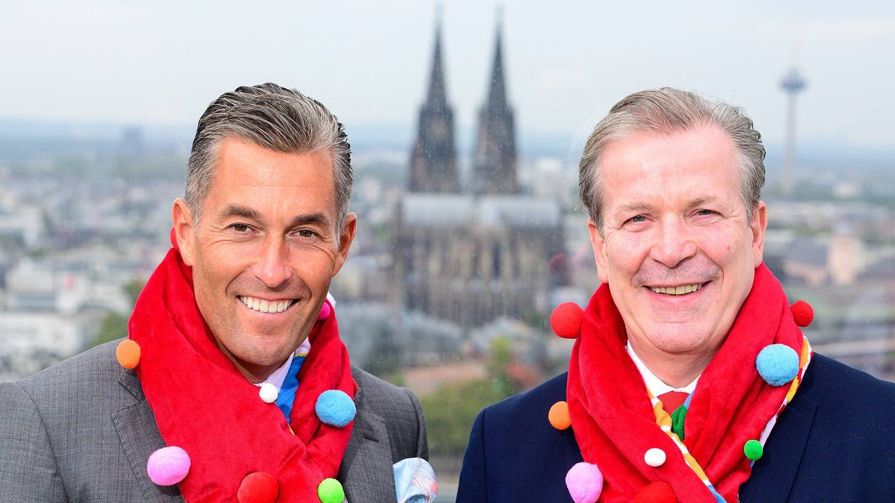 Herbert Geiss und Christoph Kuckelkorn mit dem neuen Mottoschal vor dem Panorama des Kölner Doms.