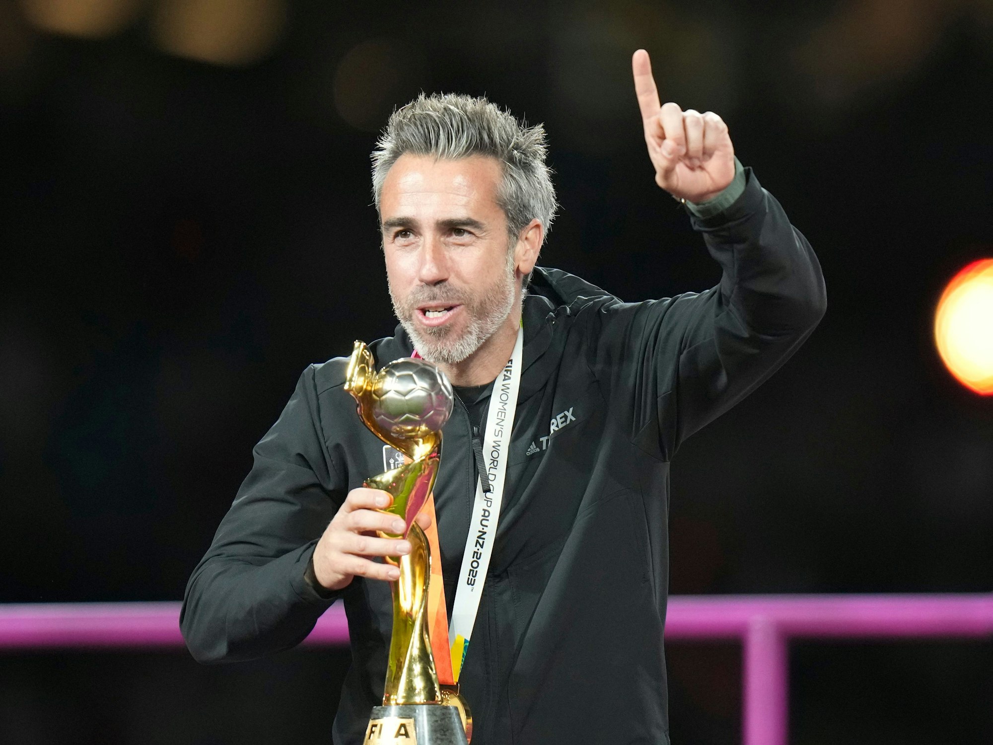 Jorge Vilda jubelt mit dem WM-Pokal.