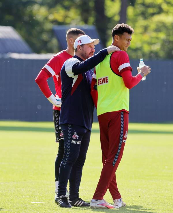 Steffen Baumgart flachst mit Davie Selke.