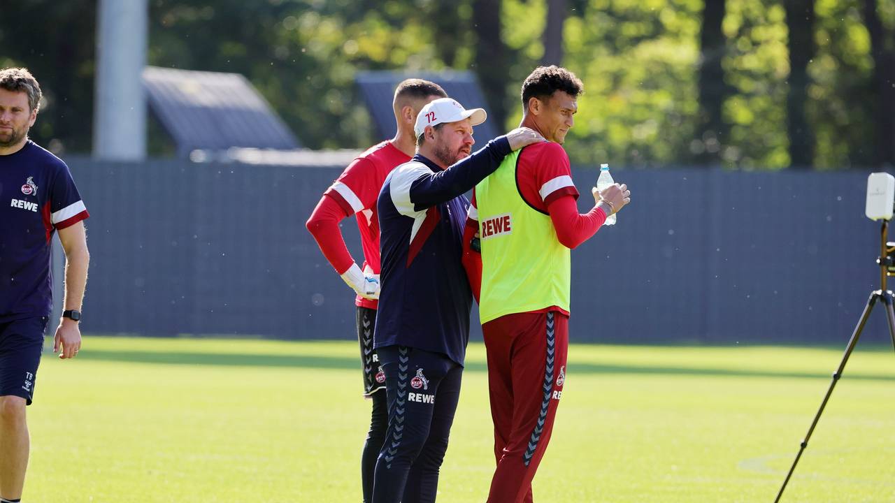 Steffen Baumgart flachst mit Davie Selke.
