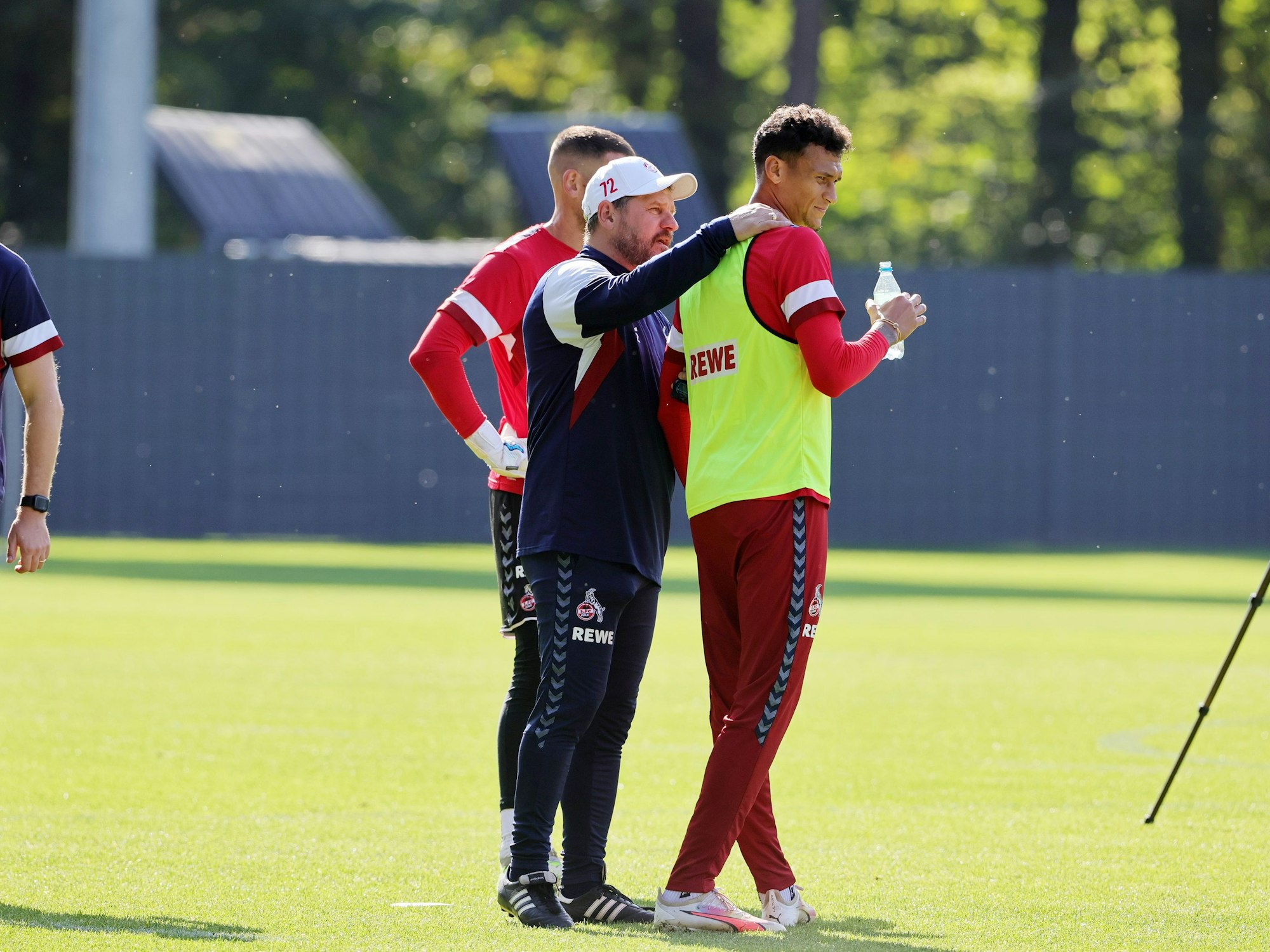 Steffen Baumgart flachst mit Davie Selke.