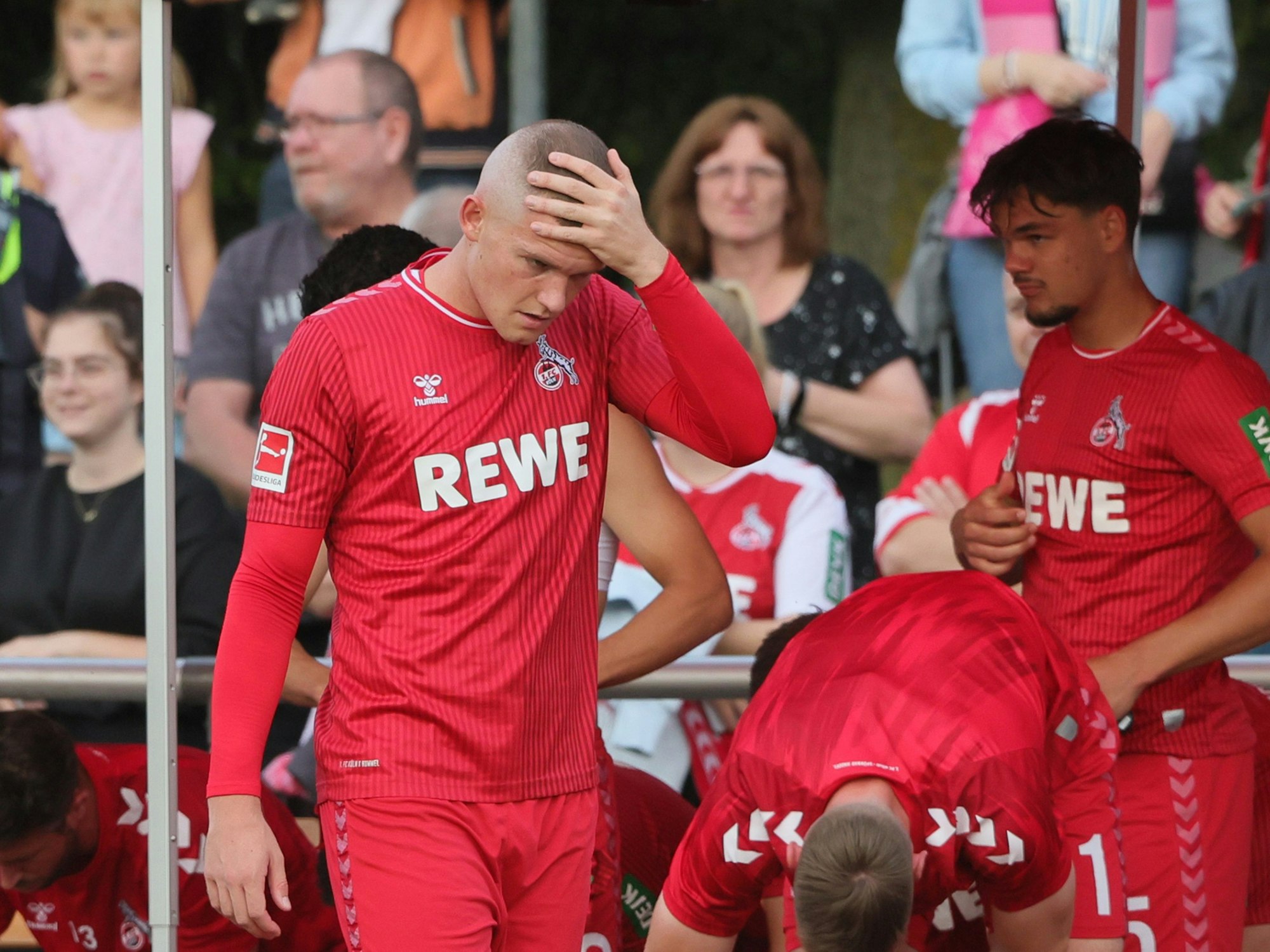 Luca Kilian präsentiert seine neue Frisur.