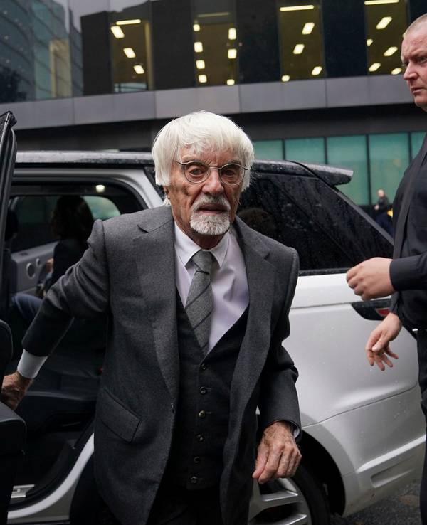 Bernie Ecclestone (l), ehemaliger Formel-1-Chef, kommt am Southwark Crown Court an.
