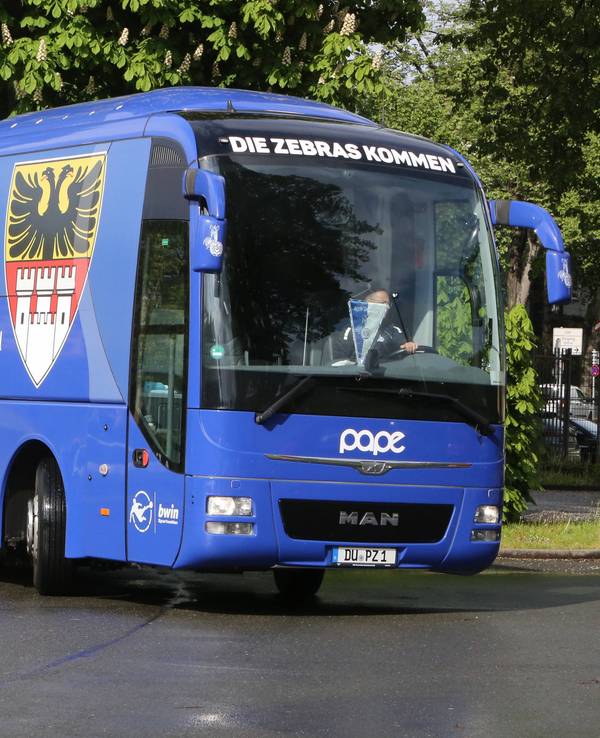 Mannschaftsbus des MSV Duisburg fährt ins Stadion am Zoo ein.
