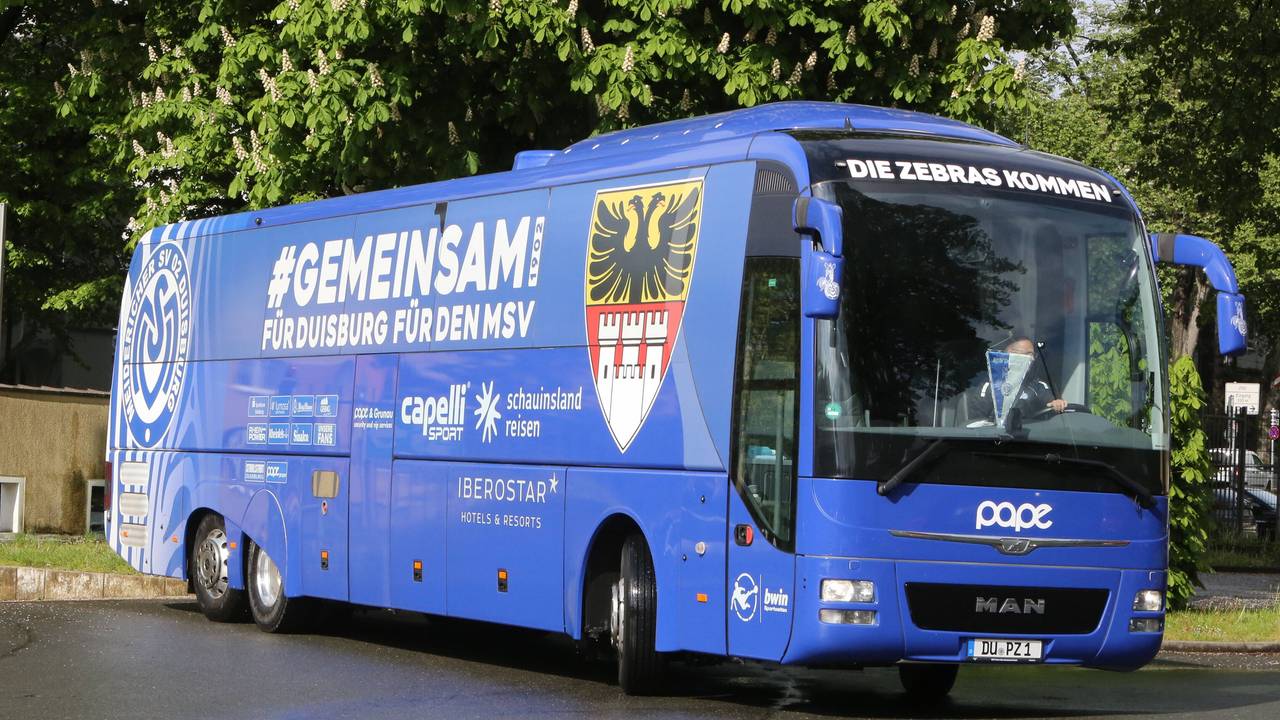 Mannschaftsbus des MSV Duisburg fährt ins Stadion am Zoo ein.