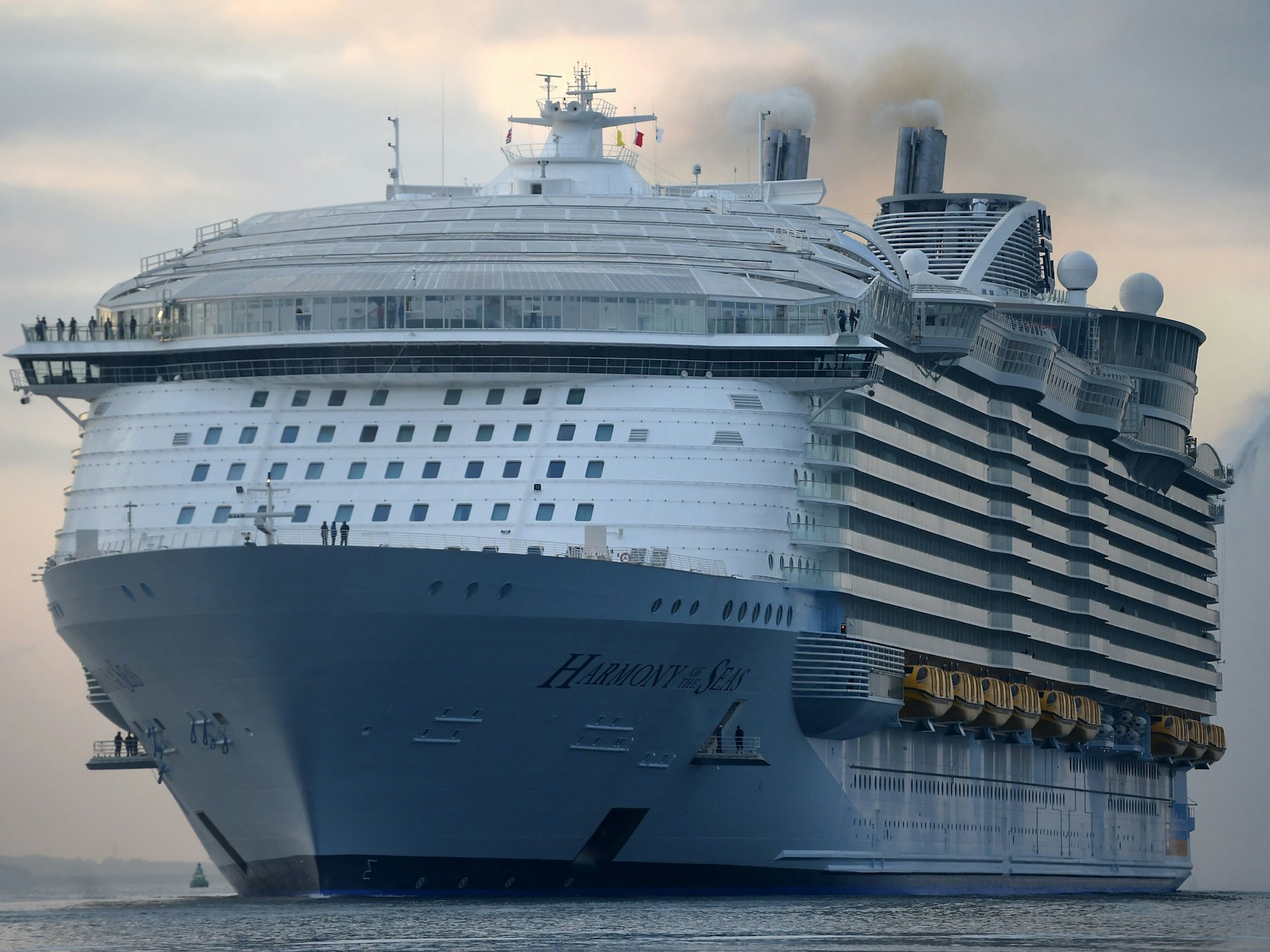 Das Kreuzfahrtschiff „Harmony of the Seas“ der Reederei „Royal Caribbean“, hier im Dezember 2018 in der Nähe von Southampton.