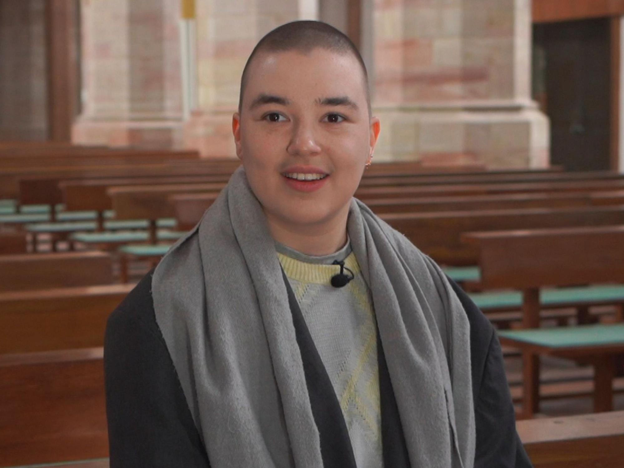 Mara Klein sitzt in der Moritzkirche in Halle.