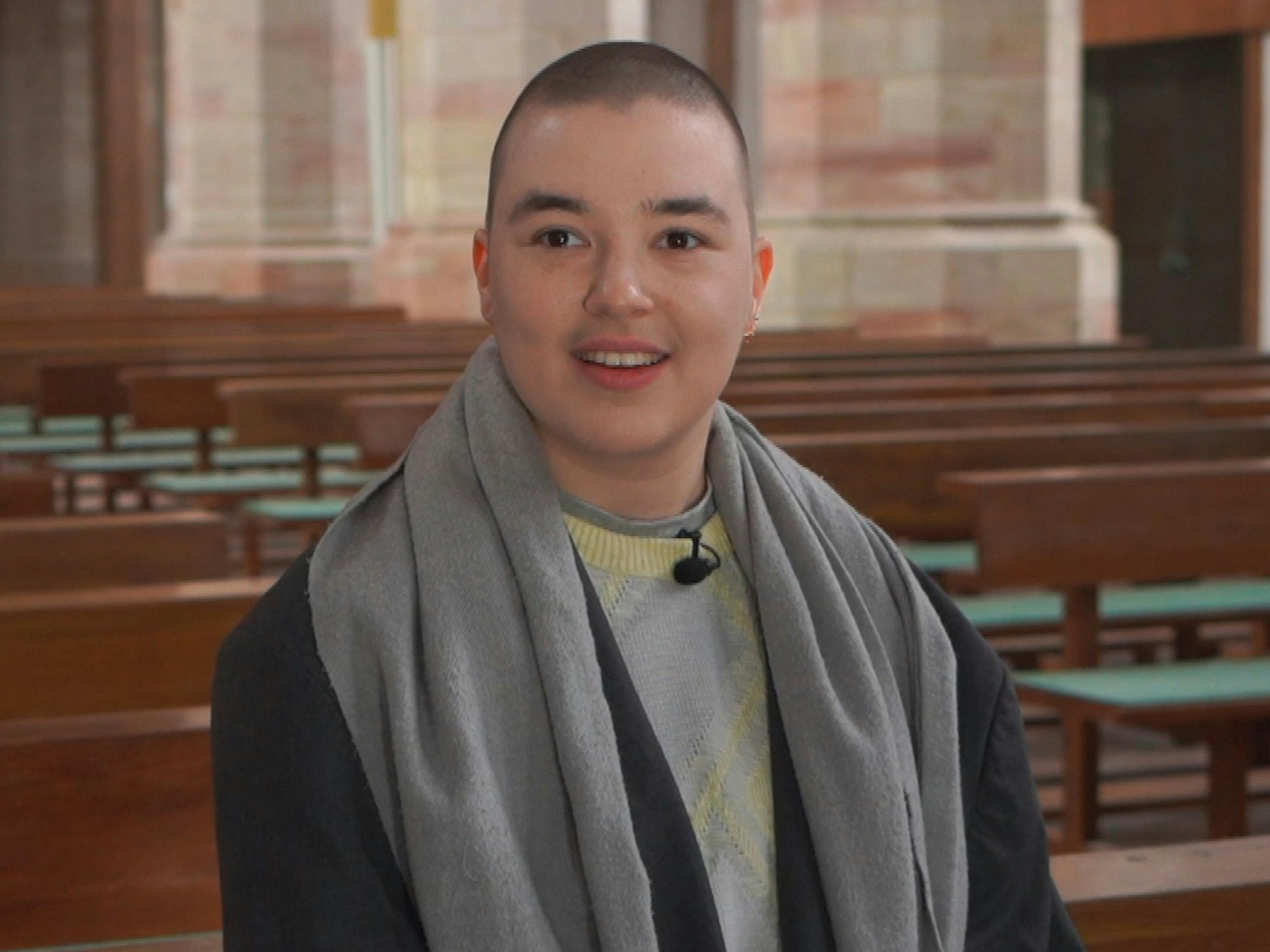 Mara Klein sitzt in der Moritzkirche in Halle.