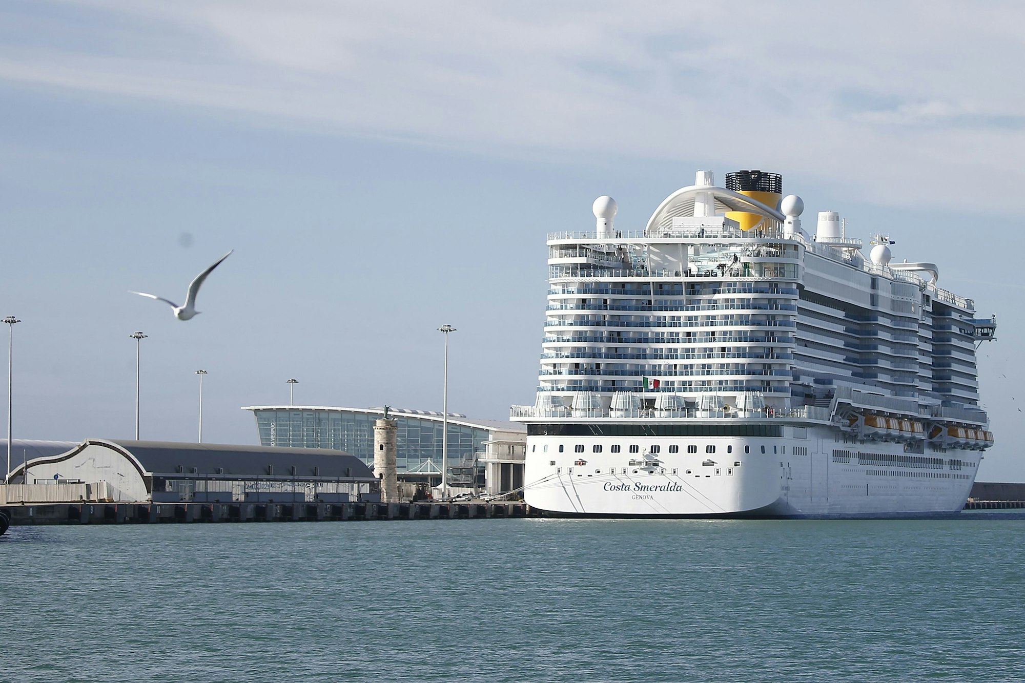 Das Kreuzfahrtschiff „Costa Smeralda“ der Costa Crociere S.p.A. Reederei liegt in einem Hafen in der Nähe von Rom, hier im Januar 2020.